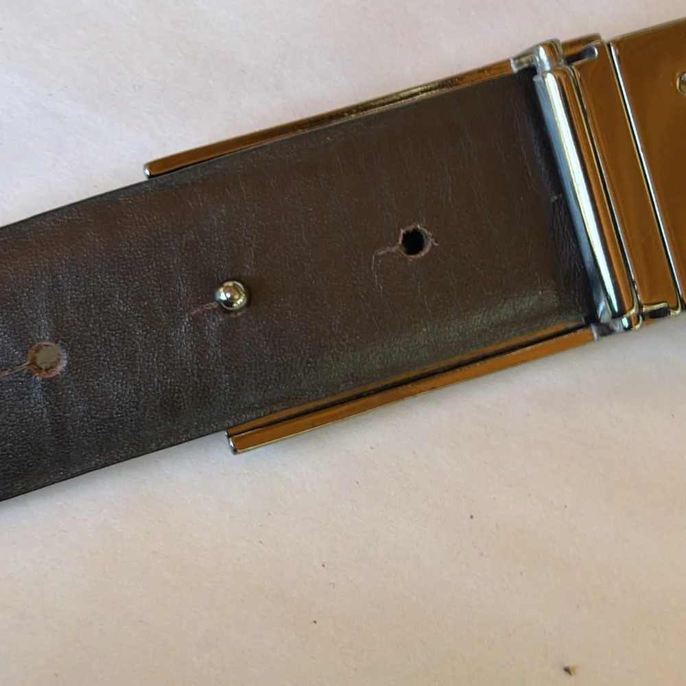 Black leather belt with pewter toned belt buckle. Black. Size 42.